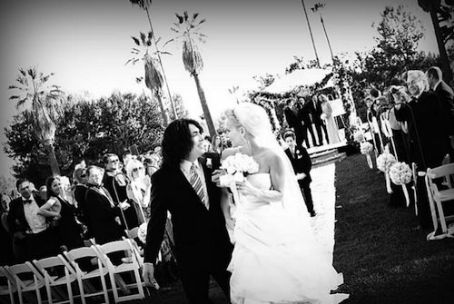 Paul-Stanley-wedding-with-Erin-Sutton-paul-stanley-32812972-454-304